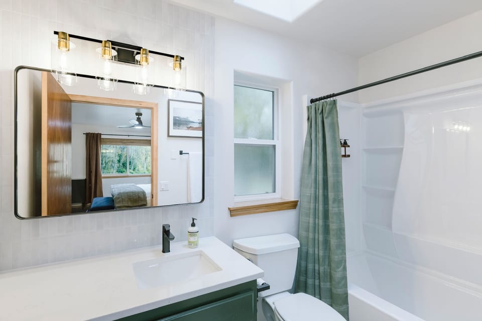 🚿 Private bath stocked with essentials—right off the master suite.