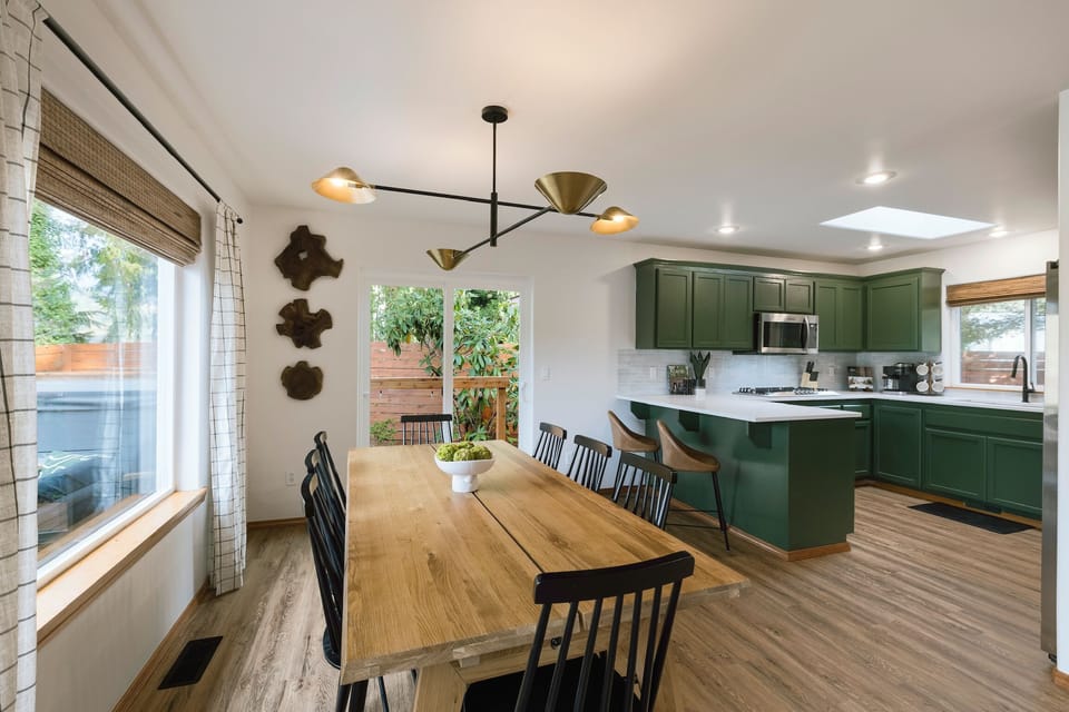 ☕ Seats 8 at the dining table, plus a cozy bar nook for morning coffee.
