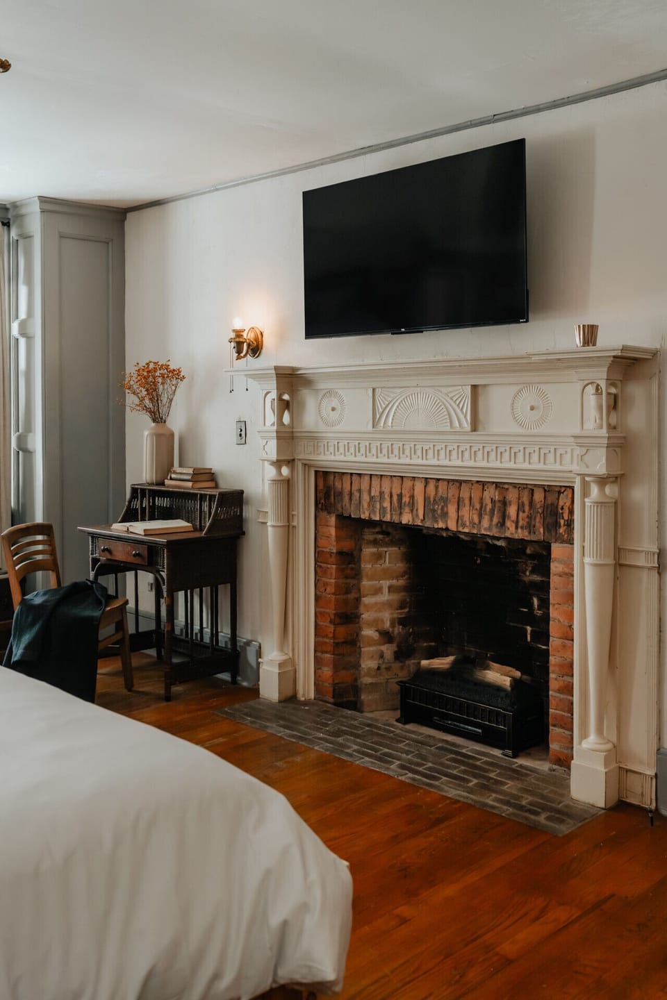 A perfect blend of old-world elegance and modern convenience, the Austen Room features a decorative fireplace, a charming writing desk, and a Roku TV, offering both relaxation and entertainment in a beautifully curated space. Please note: the fireplace is