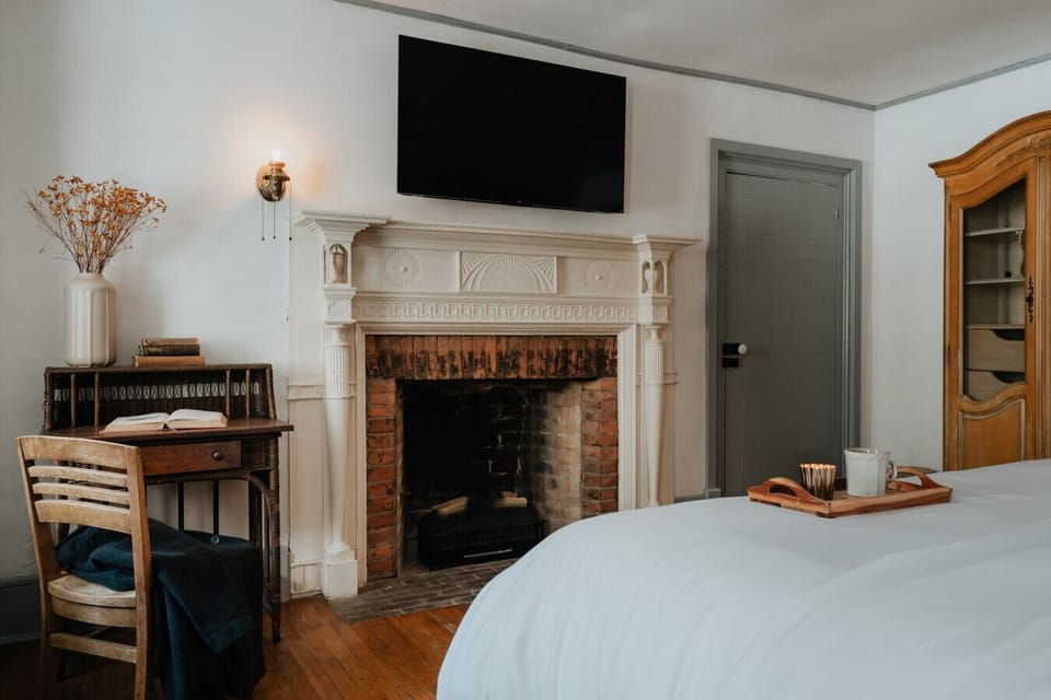 Cozy up in the Austen Room, where a grand decorative fireplace and vintage-inspired furnishings set the perfect mood. Whether sipping tea by the fire’s glow or catching up on a good book, this space is designed for ultimate comfort. Please note: the firep