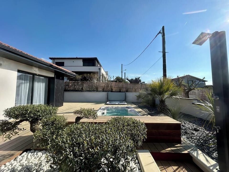 Outdoor spa tub