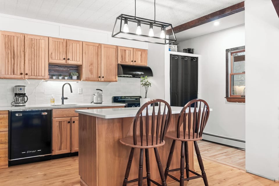 Fully updated Kitchen complete with 2025 Appliances & all the essentails.
