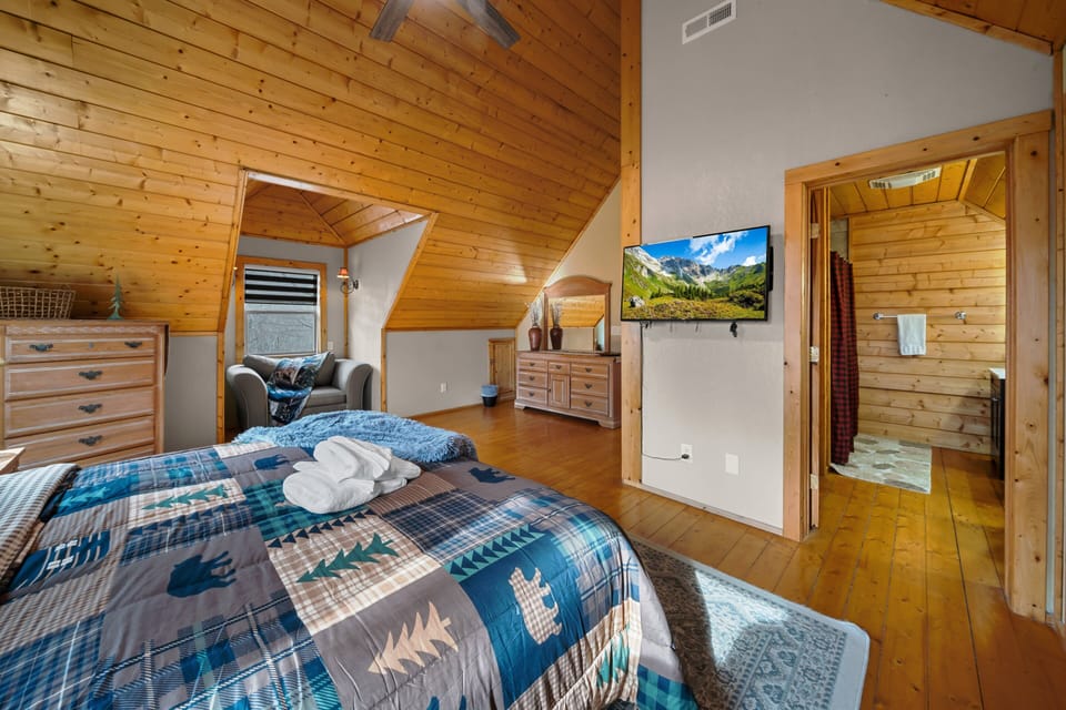 Spacious Room with King Bed, TV and Private Bathroom