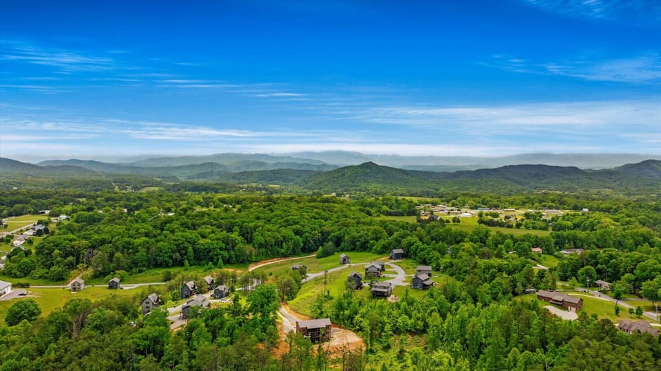 Smoky Mountain Luxury Lodge just minutes from attractions!