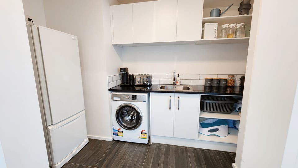 washer/dryer combo, fridge