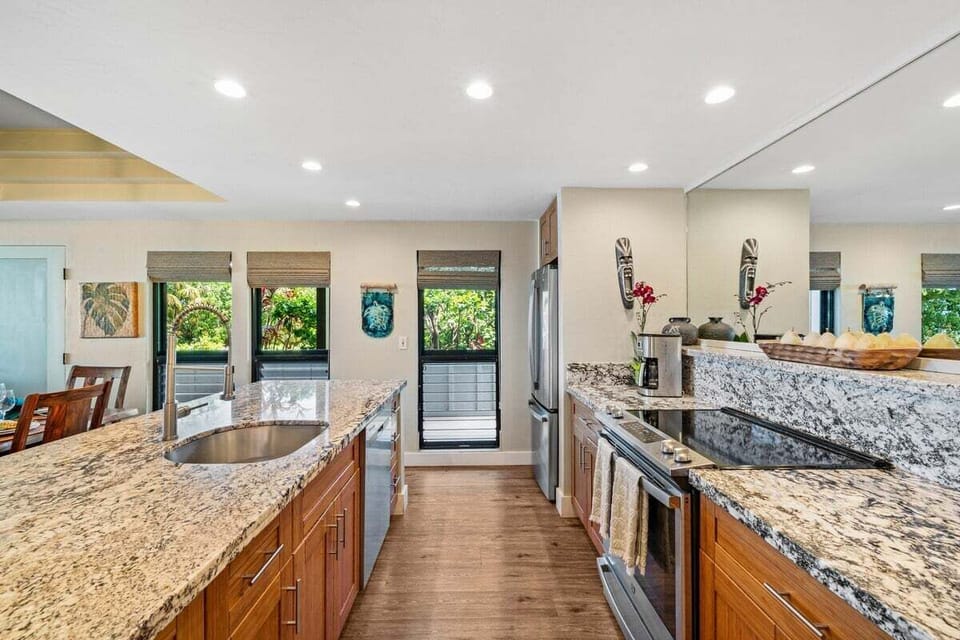 Fully equipped kitchen with stainless steel appliances, granite countertop and wood cabinetry
