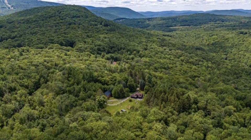 just 2 miles from Belleayre Mountain