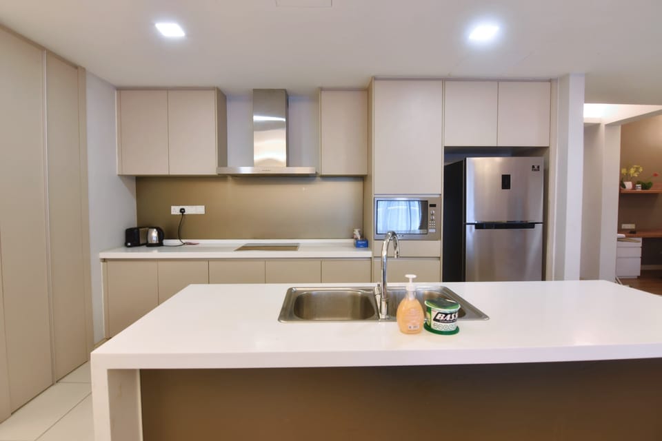 The well equipped kitchen.