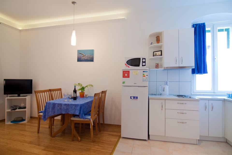 Well-equipped kitchen with dining area