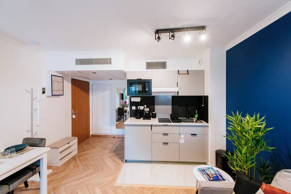 Kitchen & dining area