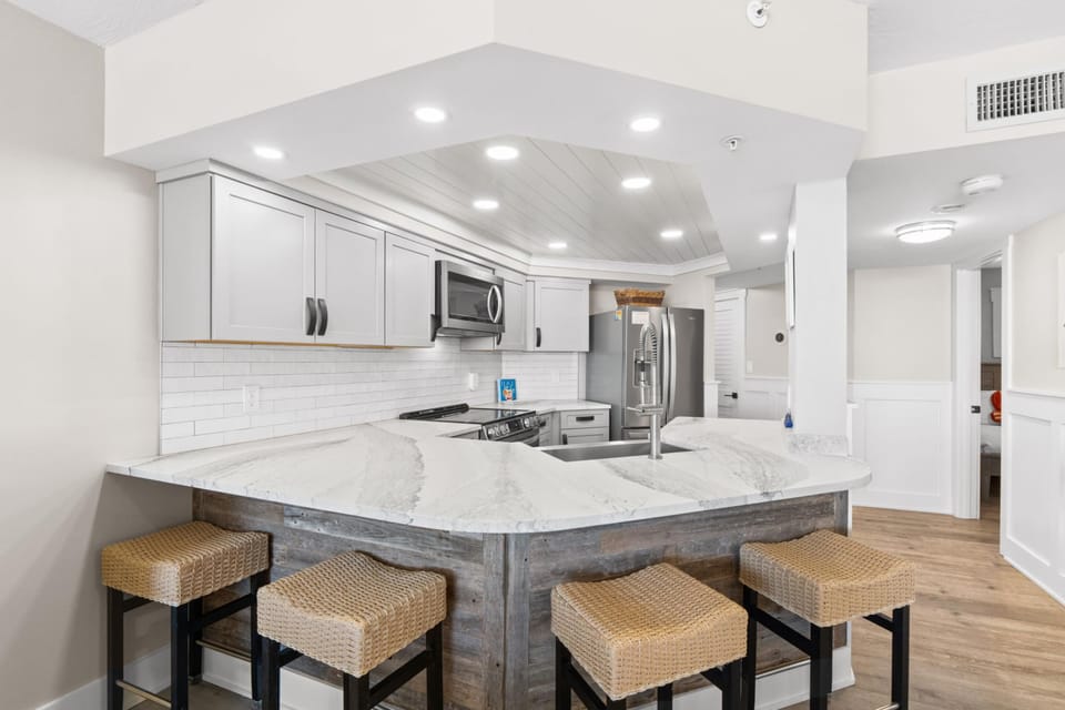Kitchen with Breakfast Bar