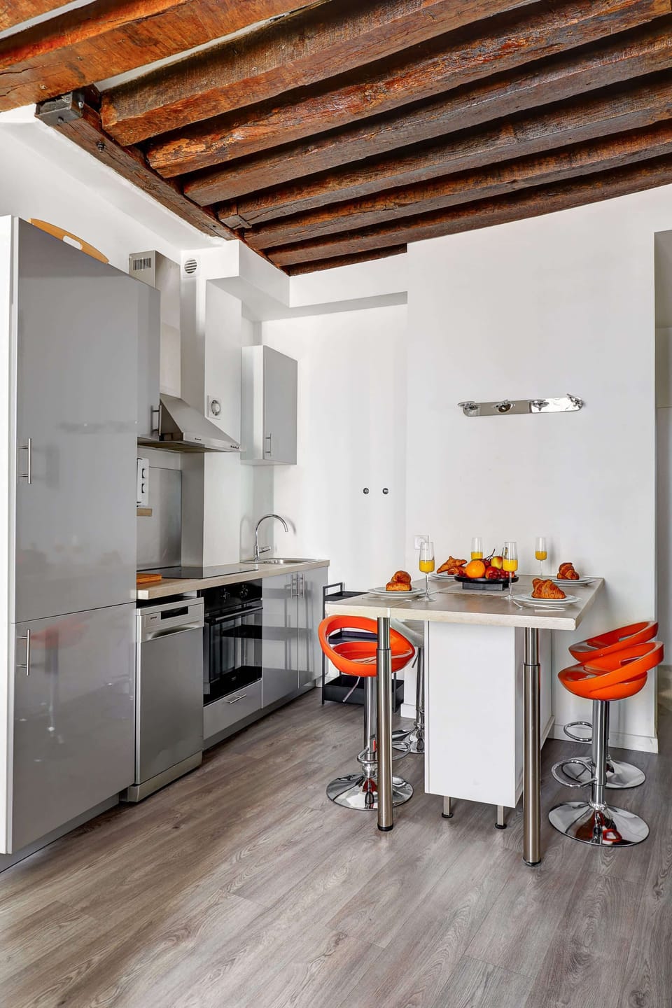 The kitchen is fully equipped to prepare a simple meal 