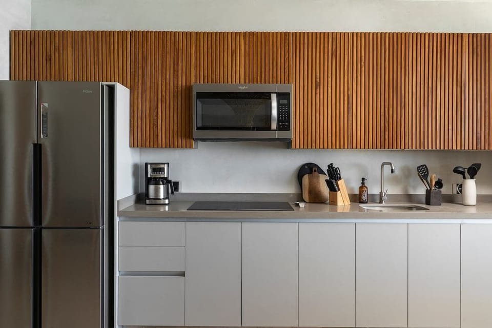 Modern, fully equipped kitchen.