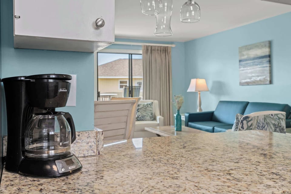 Single cup and full pot coffee maker & Keurig - for all coffee lovers.