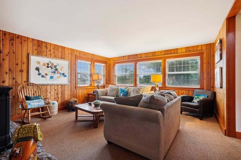 Bailey`s By the Sea Living Room