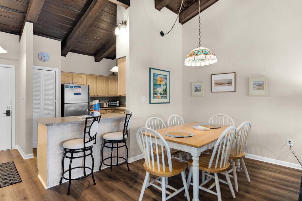 Dining and eat-in kitchen bar seating