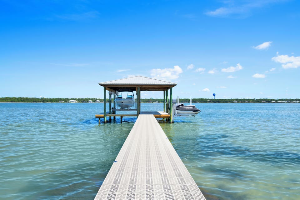 Private pier on the Little Lagoon - Boat lift not available for guest use