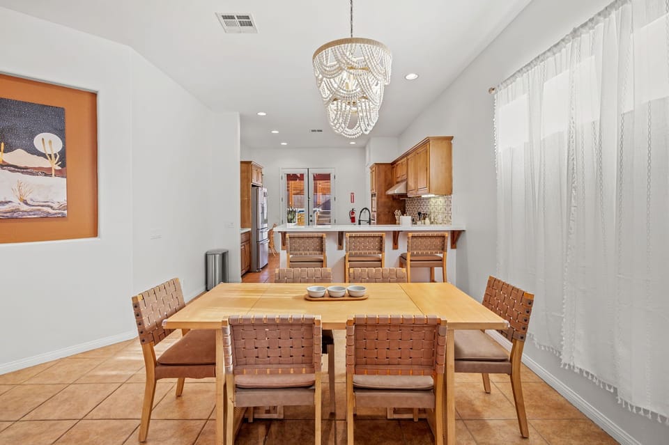 [Dining area] Additional seating at breakfast bar
