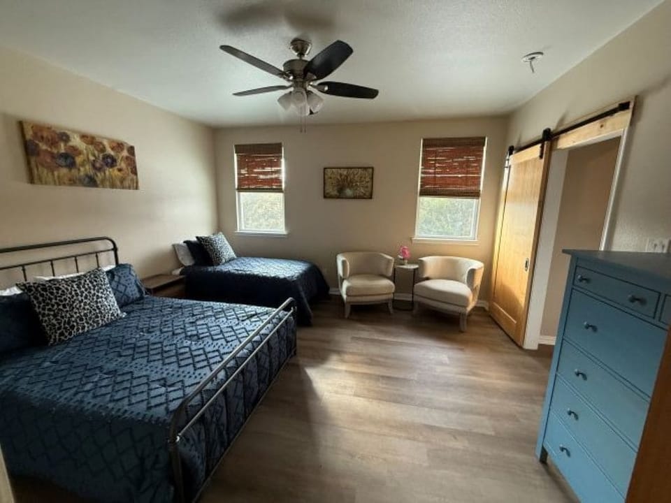 Queen/Twin bedroom