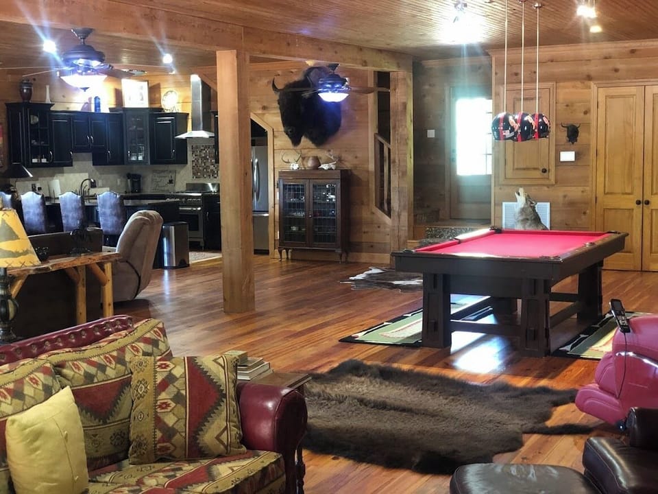 Spacious first floor, with a bath, kitchen, dinning area and plenty of seating