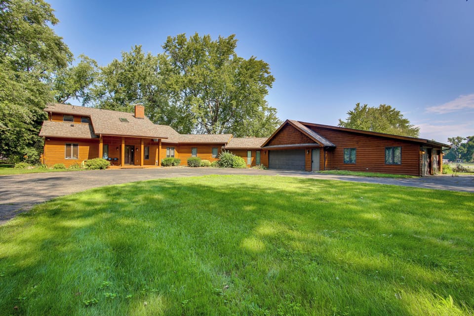 Menasha Vacation Rental | 4BR | 2.5BA | 2,760 Sq Ft | Steps to Enter