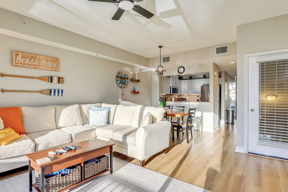 Living Room | 2nd Floor | Free WiFi | Central A/C & Heating | Smart TV