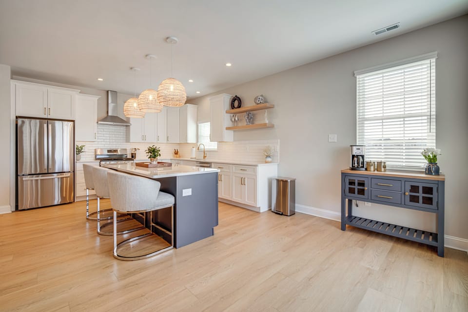 Kitchen | Interior | Open Floor Plan | Free WiFi