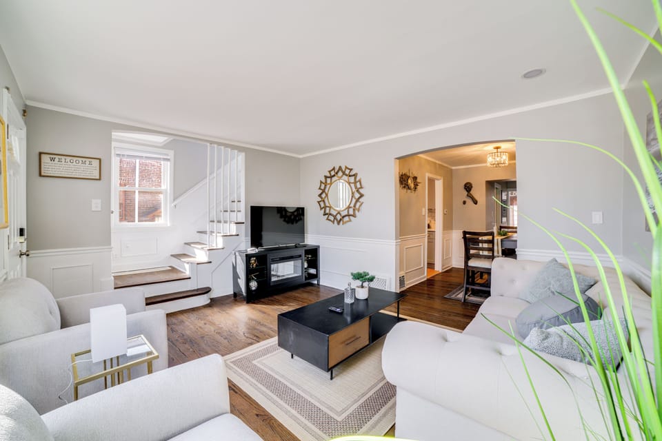 Chicago Vacation Rental | 3BR | 3BA | 1,319 Sq Ft | 4 Steps Required to Enter