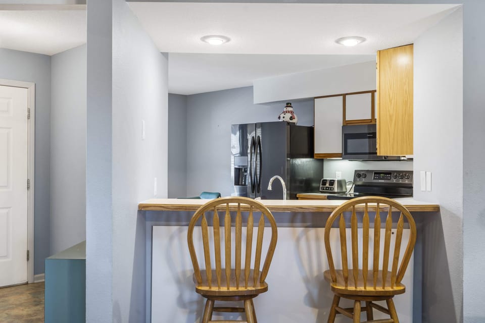 Relax with coffee or an evening cocktail at the kitchen counter