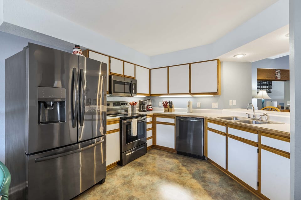 The airy kitchen offers ample space & every home comfort