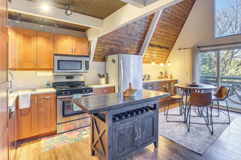 Kitchen | Main Level | Keurig & Drip Coffee Makers | Dishwasher