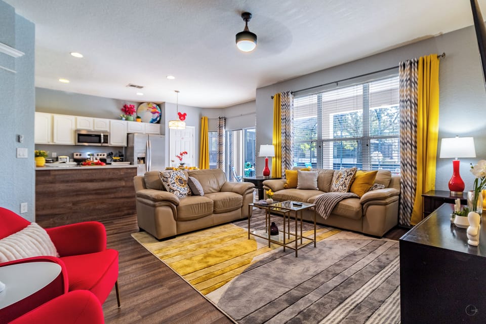 Cheerful family room w/ smart TV & Disney+—perfect for post-park relaxing!