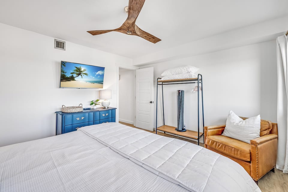 Guest Bedr - Enjoy a good movie on the flat screen while you drift off to sleep.