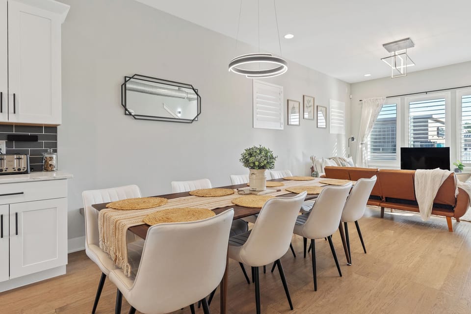 Dinning room! 8 Chairs 2 benches to pull over! Room for all to eat together!