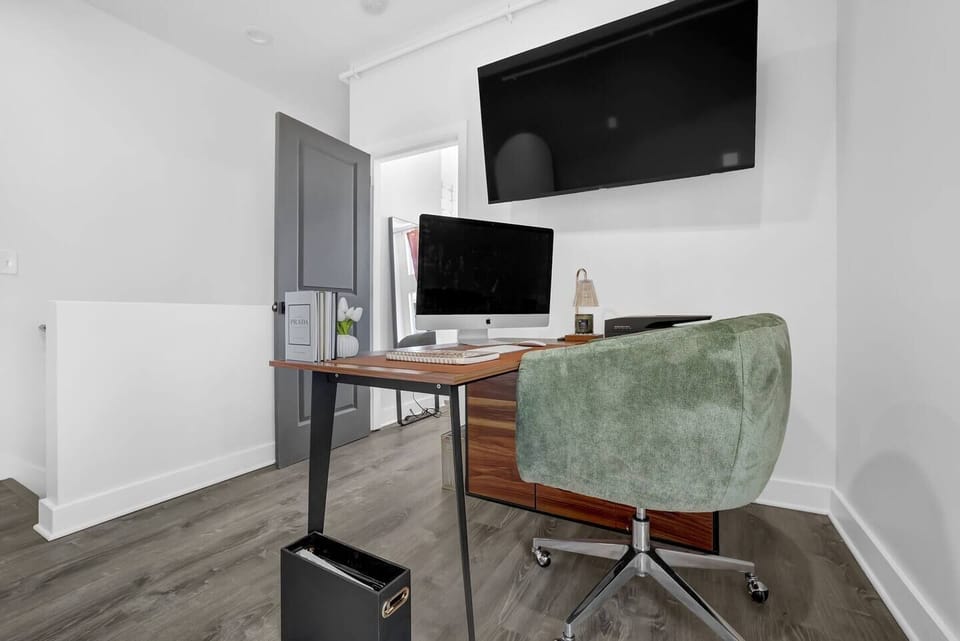 Work in comfort! A cozy and efficient workspace.