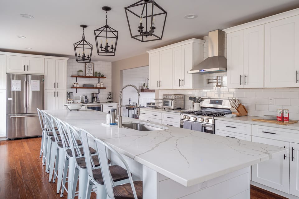 This spacious kitchen has everything you could need!