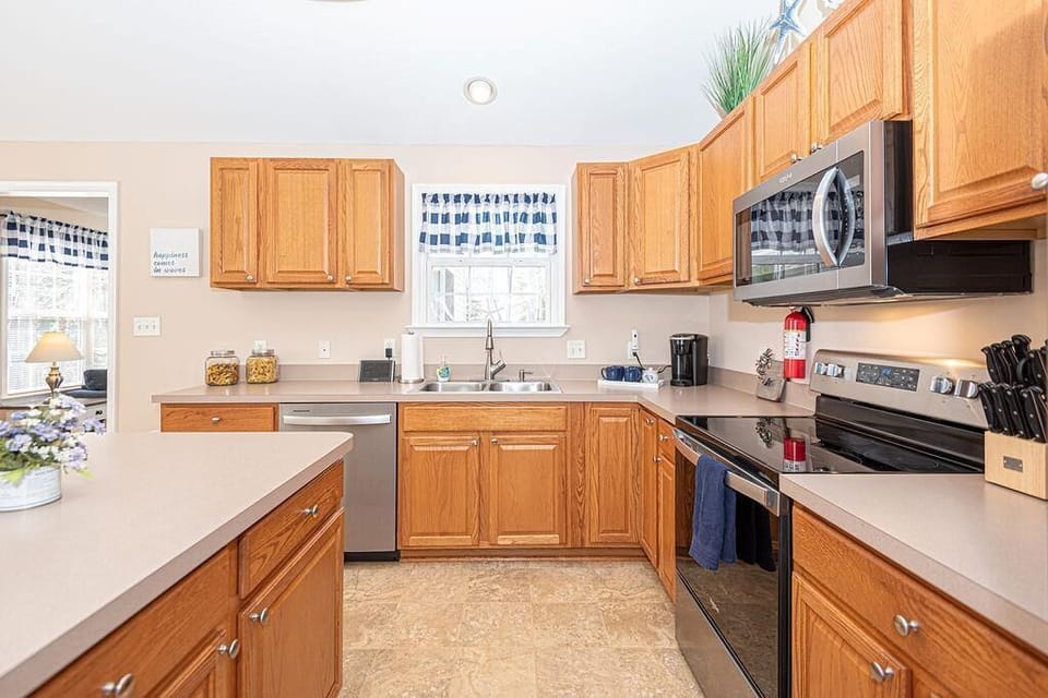 Kitchen, View 3