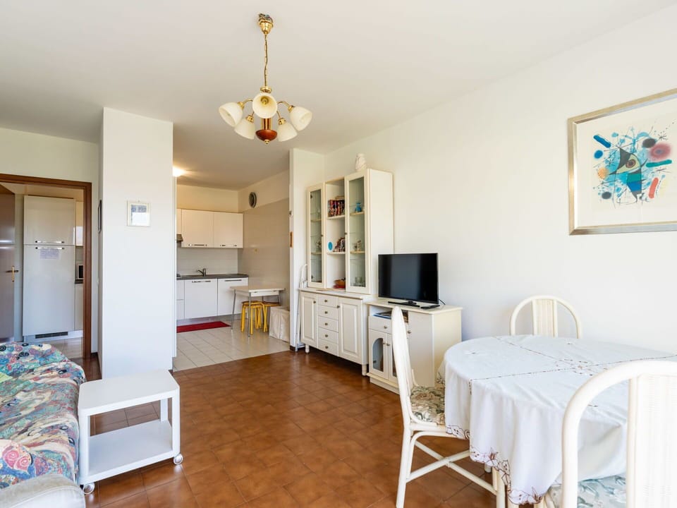 Furniture, Flooring, Home, Floor, Chair, Shade, Apartment, Outdoor Furniture, Houseplant, Kitchen & Dining Room Table