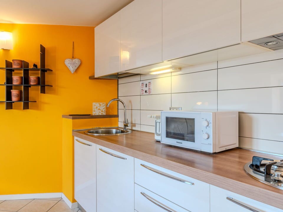 Countertop, Interior Design, Wall, Kitchen, Flooring, Cabinetry, Wood, Kitchen Appliance, Furniture, Major Appliance