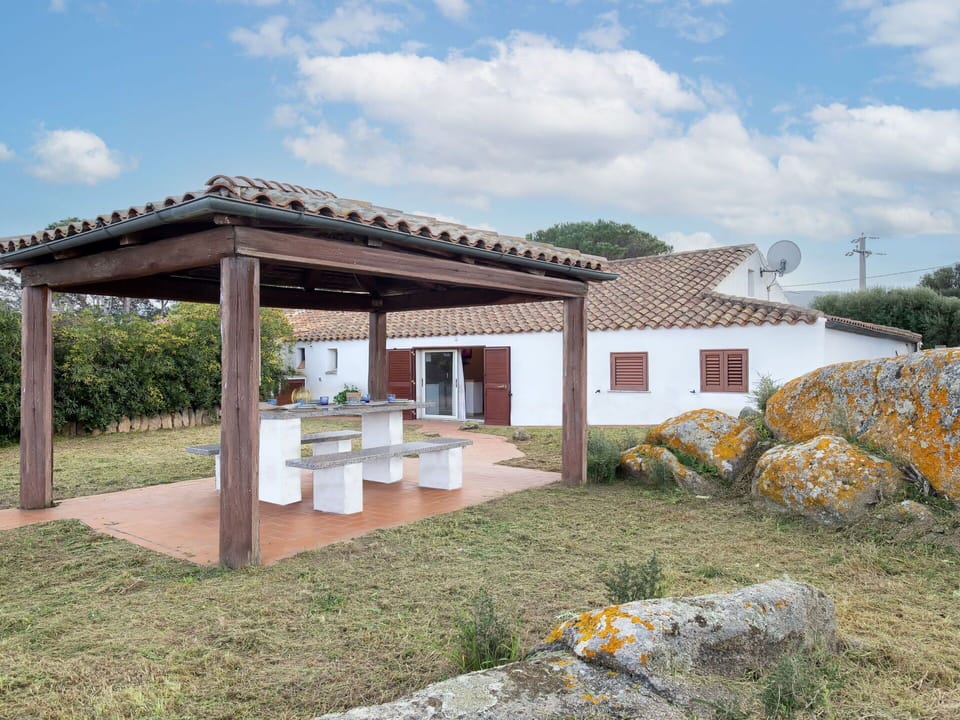 Roof, Land Lot, Shade, Farmhouse, Cottage, Estate, Outdoor Structure, Pavilion, Garden, Landscaping