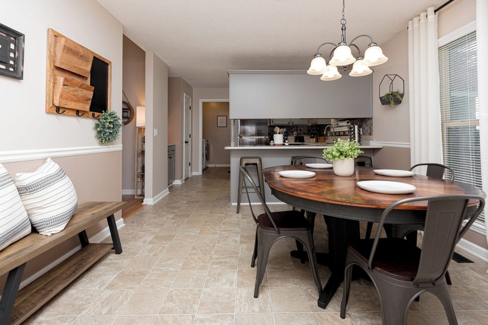 Fully equipped kitchen w/Dining Table & Bar Table [total seating: 6]