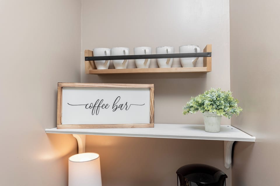 Fully equipped kitchen w/Dining Table & Bar Table [total seating: 6]