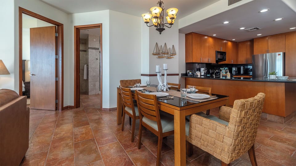 Dining area that seats 6, plus 2 barstool seats, adjacent to the kitchen