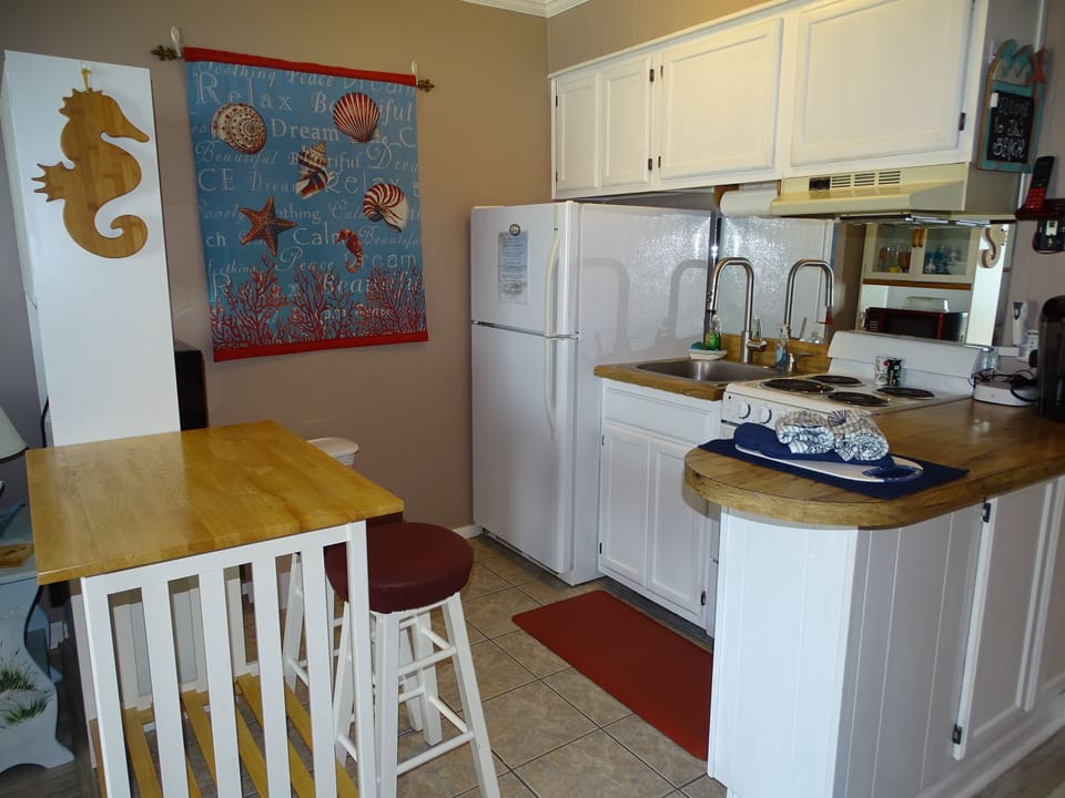 Mermaid Memories - Full kitchen with breakfast bar w/ seating for two.