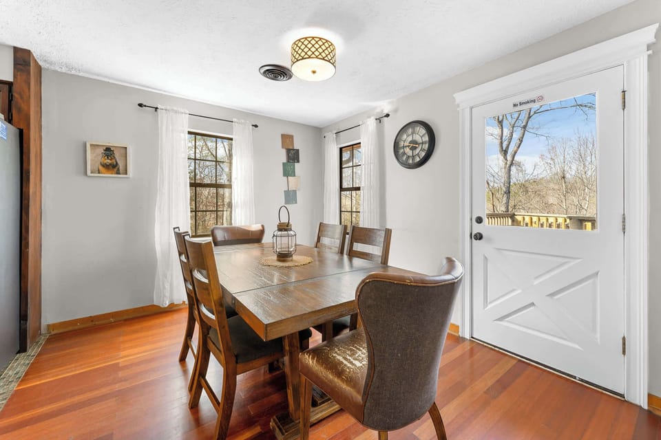 Dining table with seating for 6 and deck access