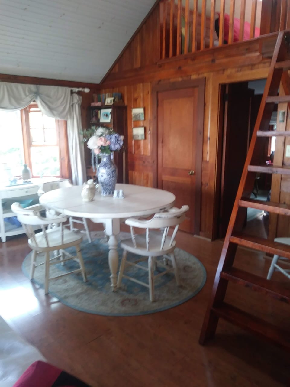 Expandable dining table