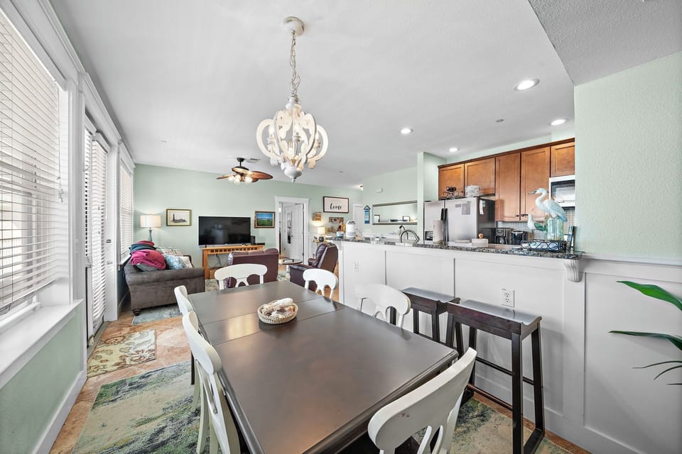 Dining Area - Seating for 6 + Countertop Seating for 2