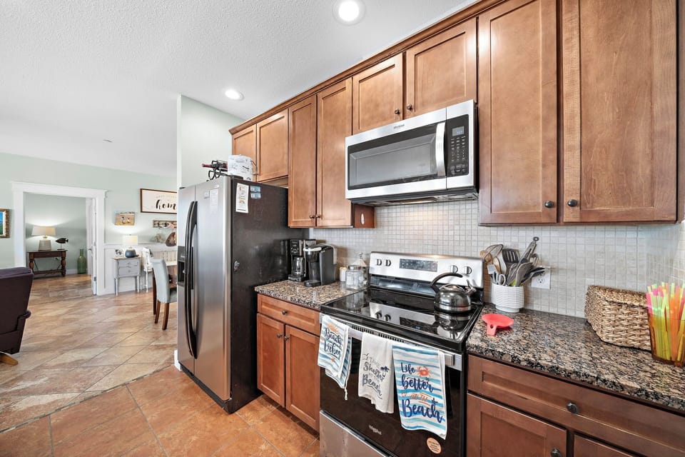 Full Kitchen - Stainless Steel Appliances & Keurig