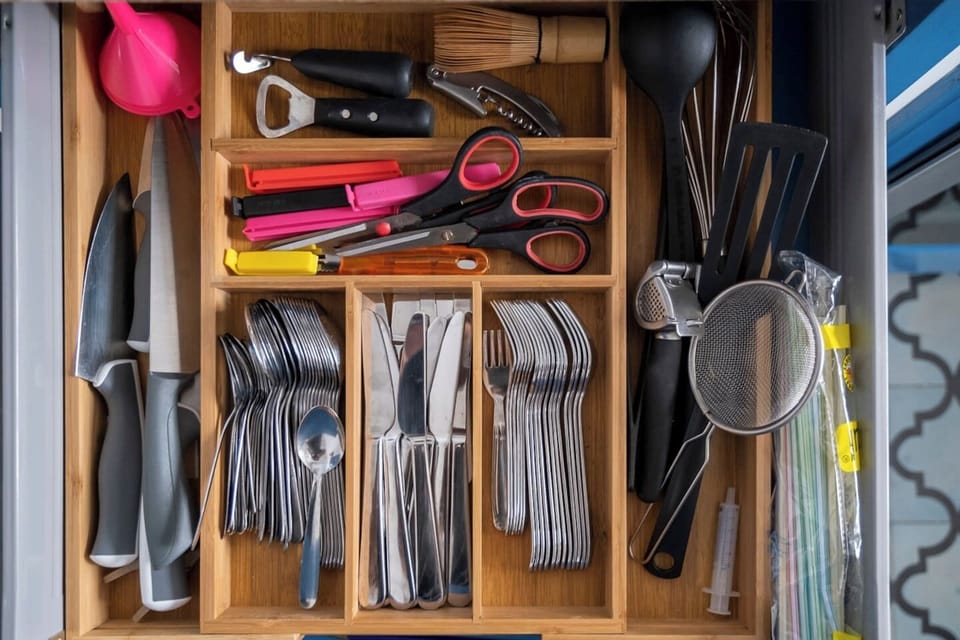Fully Equipped House - Detail Cutlery and various kitchen utensils