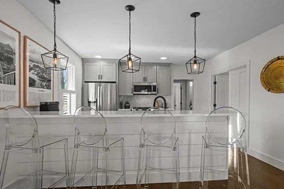 Kitchen Counter with Seating for 4